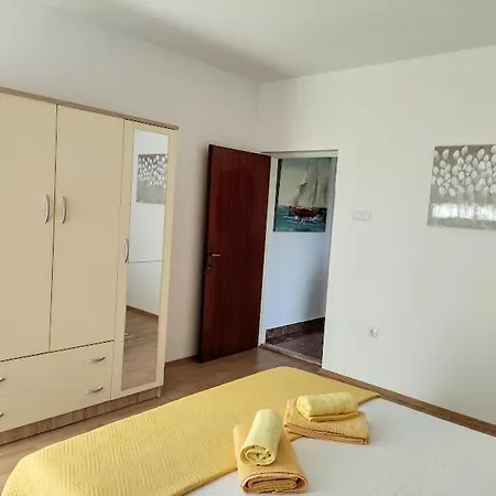 Mila A1a, A1b & A2 Апартаменты Трогир